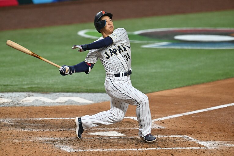 ヘルメットを落としながらフルスイング　©︎Naoya Sanuki