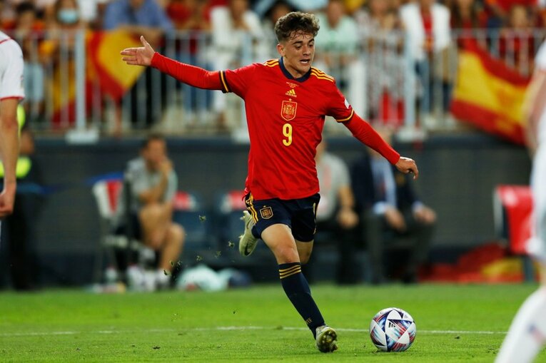 “日本代表が狙うべきスペインの急所”はどこ？ ブスケッツやアセンシオ健在、17歳ガビ急成長で分厚すぎる選手層だが…〈撮影者の証言〉(30)