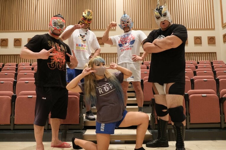 左から首里ジョー、GOSAMARU、まえだみさき、グルクンマスク、ウルトラソーキ