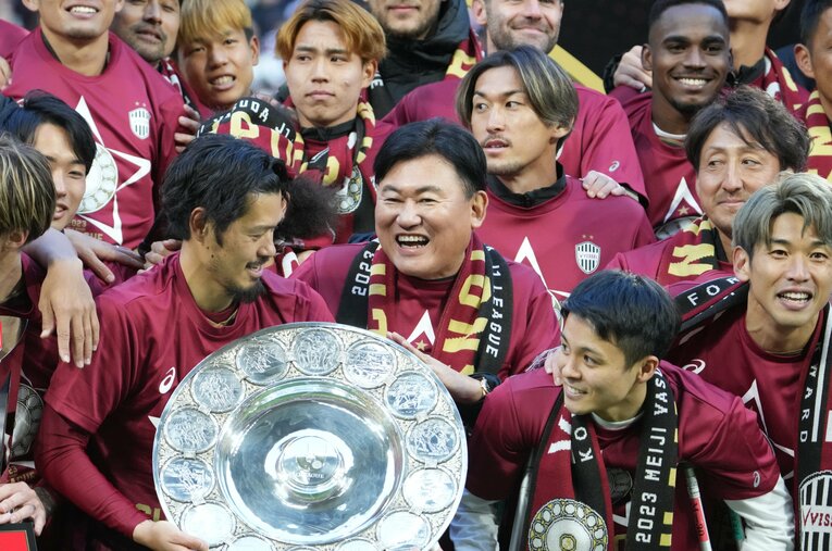 昨年11月、ヴィッセル神戸の優勝セレモニーでの三木谷浩史氏。クラブの経営を引き受けて20年目にJリーグ初優勝 ／ photograph by Getty Images