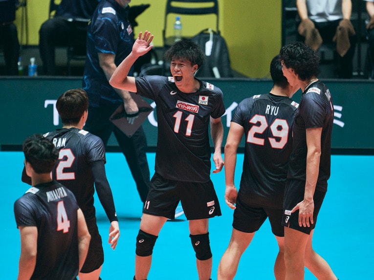 コート上でも取材時も笑顔が絶えなかった富田将馬。高橋藍とハイタッチで喜ぶ　©Yuki Suenaga