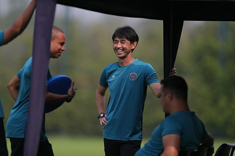 トレーニング中に笑顔を見せる石井正忠監督。鹿島で培ってきた哲学を、タイの地に落とし込もうとしている。 ／ photograph by Norio Rokukawa