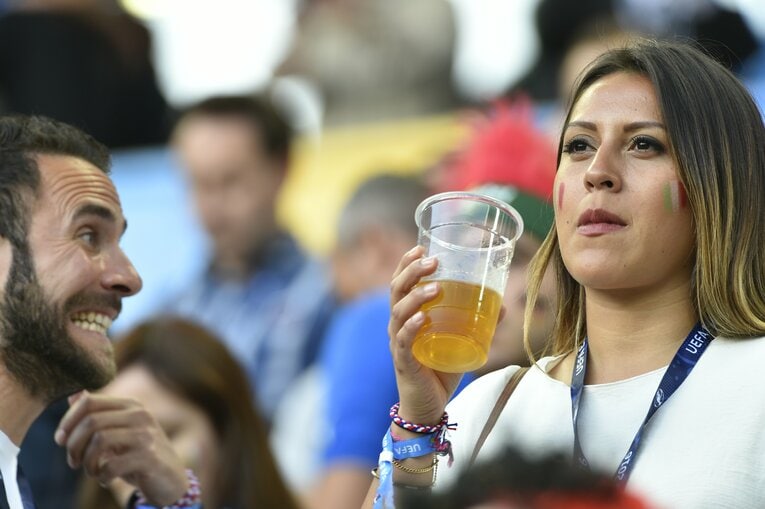 EUROにいた美しい女性サポーターの応援姿（50枚超）　©Sports Graphic Number