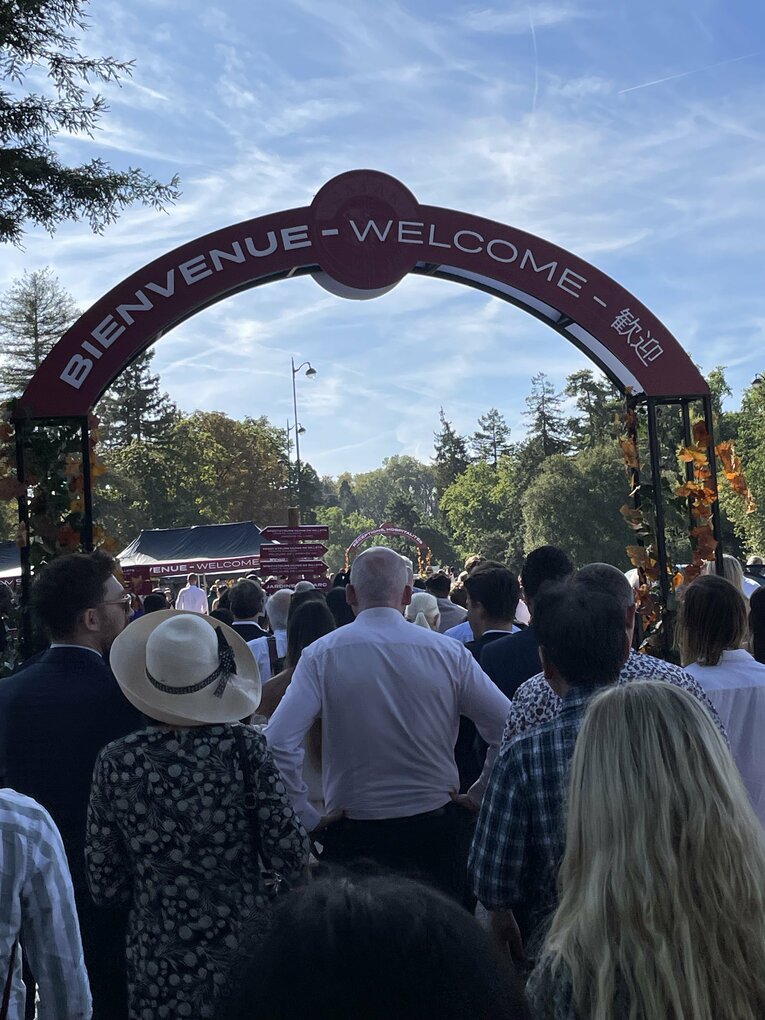 競馬場の入場口。「歓迎」の文字も ©Shintaro Okawa