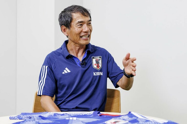 U-17日本代表を率いてアジアカップを制した森山監督 ／ photograph by Kiichi Matsumoto