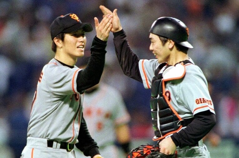 2001年6月、中日戦で好投し阿部慎之助（現巨人監督）とハイタッチ　©Sankei Shimbun