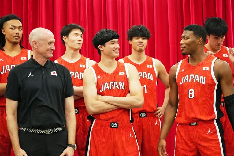 パリ五輪の記者会見で言葉をかわすホーバスHC、渡邊雄太、八村塁　©︎AFLO SPORT