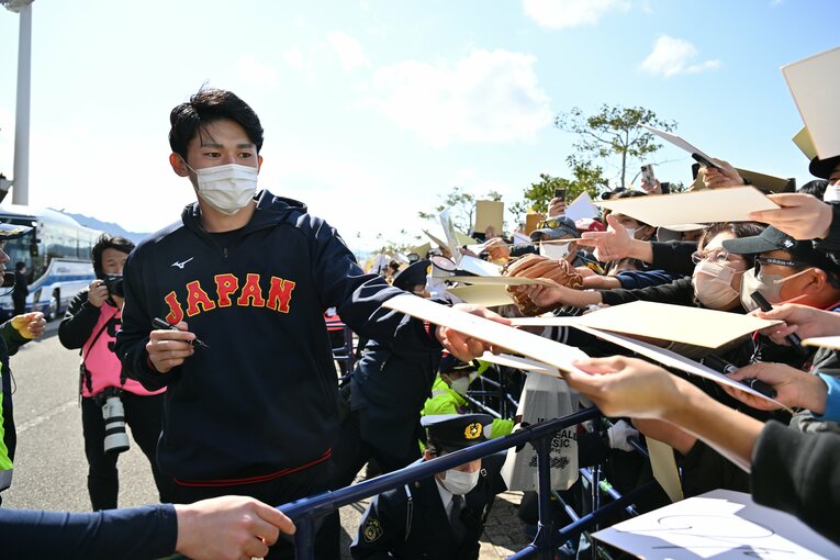 子どもたちを中心に要望に応えていく佐々木 ©Hideki Sugiyama