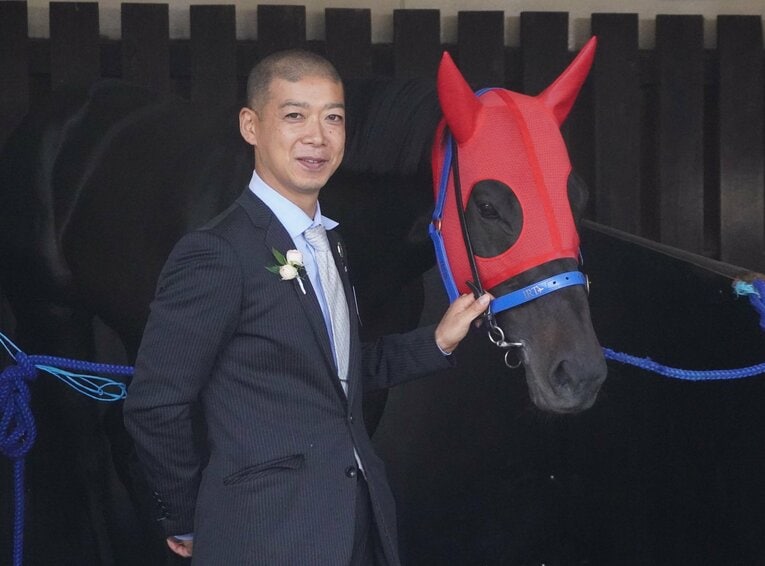 ナミュールを管理する高野友和調教師（写真はクルーガーと）　©Satoshi Hiramatsu