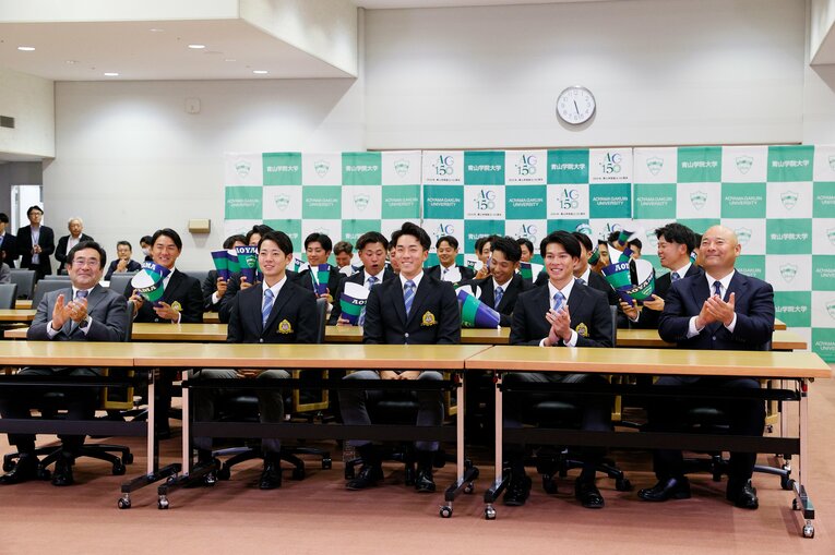 拍手に包まれる会見場　©Shigeki Yamamoto