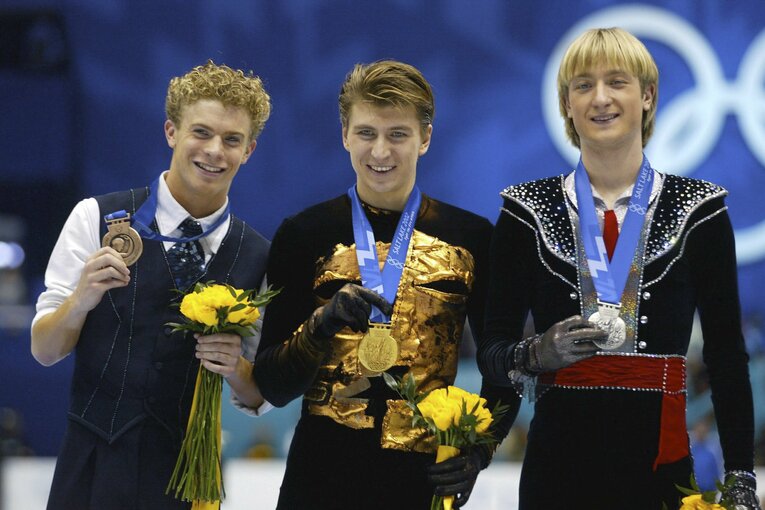 2002年のソルトレイクシティ五輪表彰式にて。左からゲイブル、アレクセイ･ヤグディン、エフゲニー･プルシェンコ　©Getty Images