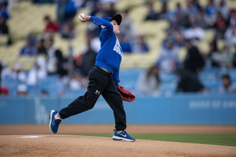 【“大谷とおともだち”長男チャーリー君とフリーマンの始球式】（全10枚中の7枚目）　©Nanae Suzuki