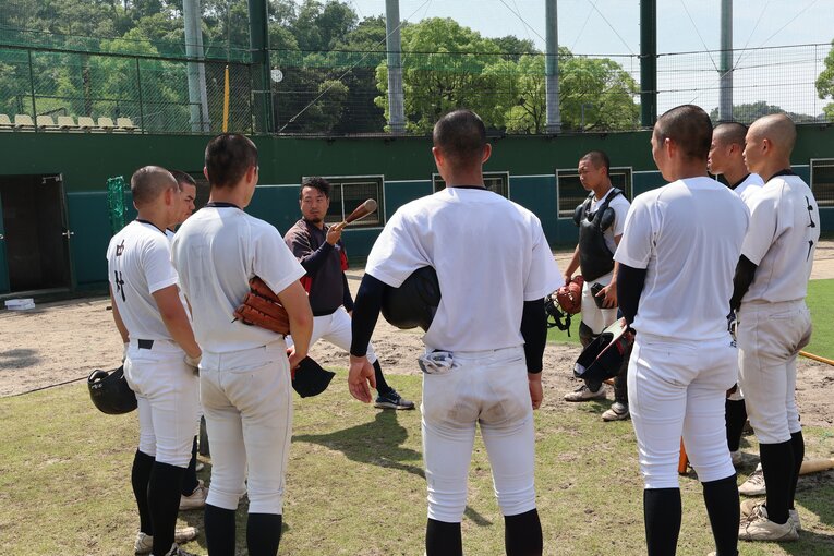 27歳の若さで和歌山南陵高を率いる岡田浩輝監督 ©Fumi Sawai