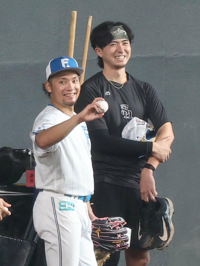8月23日、日本ハム・伊藤大海と仲良く会話する上沢直之　©Sankei Shimbun