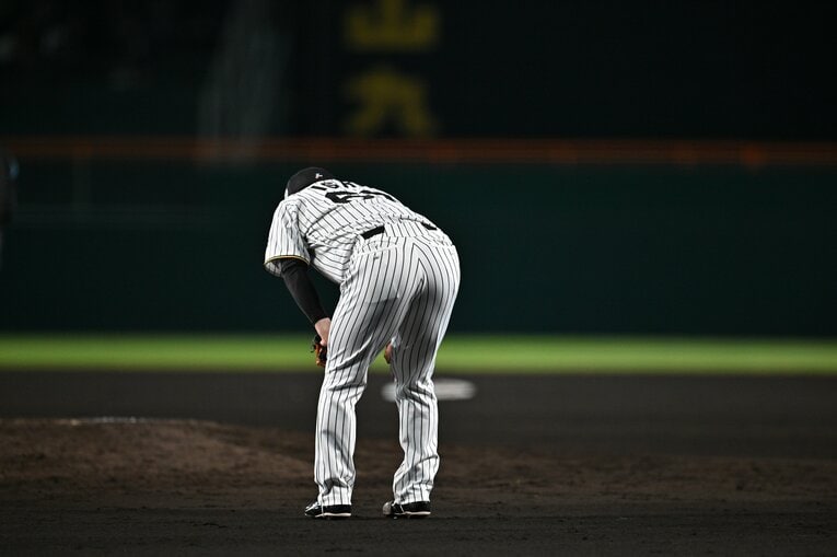 ソフトバンク・柳田悠岐に痛恨のホームランを打たれガックリ膝に手をつく阪神・石井大智　©Hideki Sugiyama