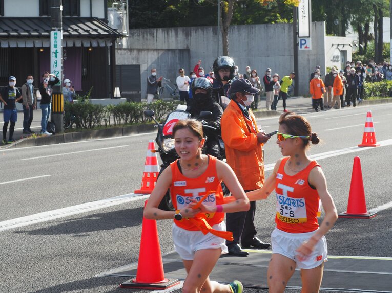 6区の同じ2年生、片桐紫音にタスキをつなぐ不破　©Yu Saito