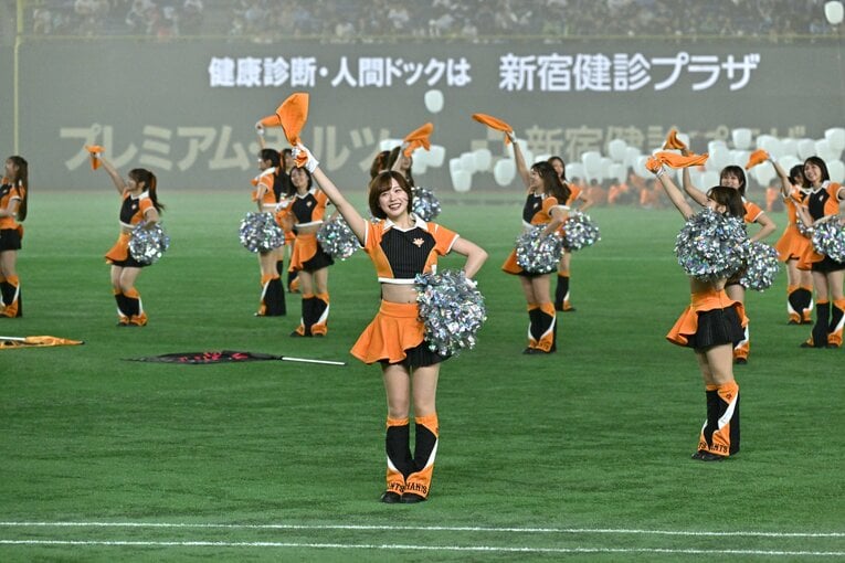 試合を盛り上げる巨人の公式マスコットガール「VENUS」　©Hideki Sugiyama
