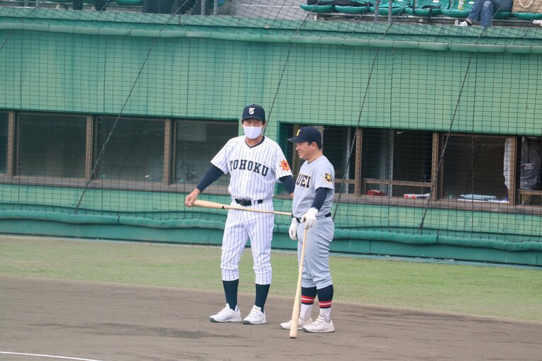 東北大会決勝。仙台育英・須江航監督と話すヒロシさん ©Genki Taguchi