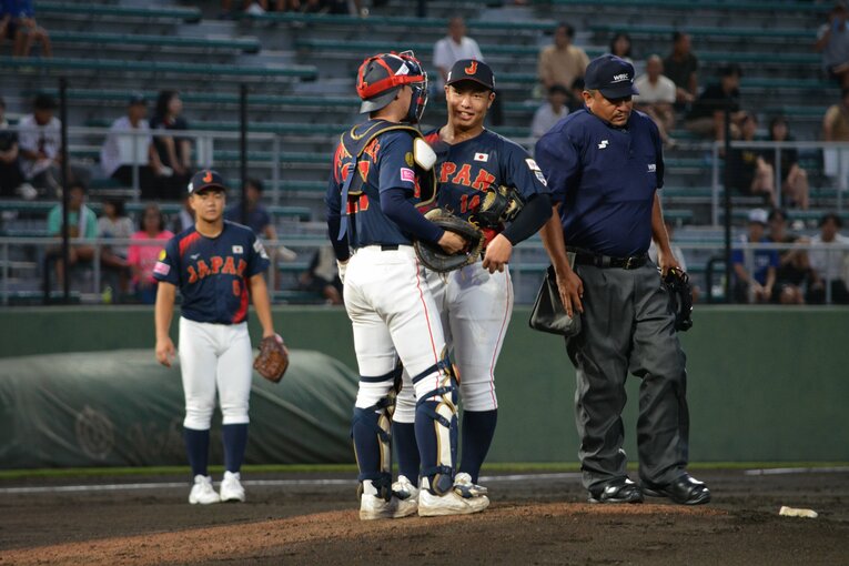 スーパーラウンドのアメリカ戦。マウンドで笑顔を浮かべる余裕もあった　©Takarin Matsunaga