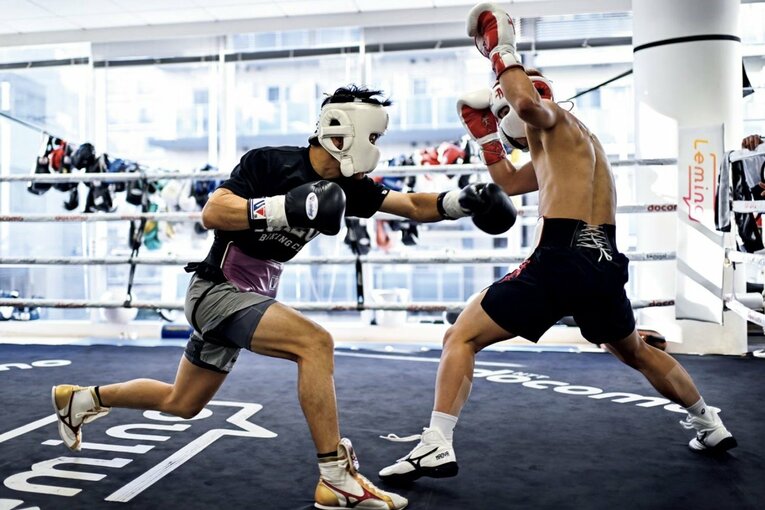 OPBFフェザー級王者・中野幹士（左）とのスパーでも、試合で見せたような華麗なステップでパンチをかわす井上　©Hiroaki Finito Yamaguchi