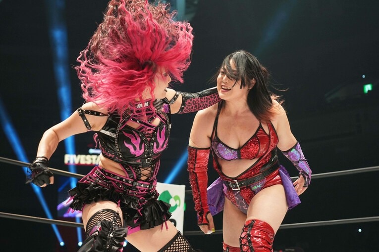 準決勝。舞華とやりあう吏南。8月23日、両国国技館　©Essei Hara