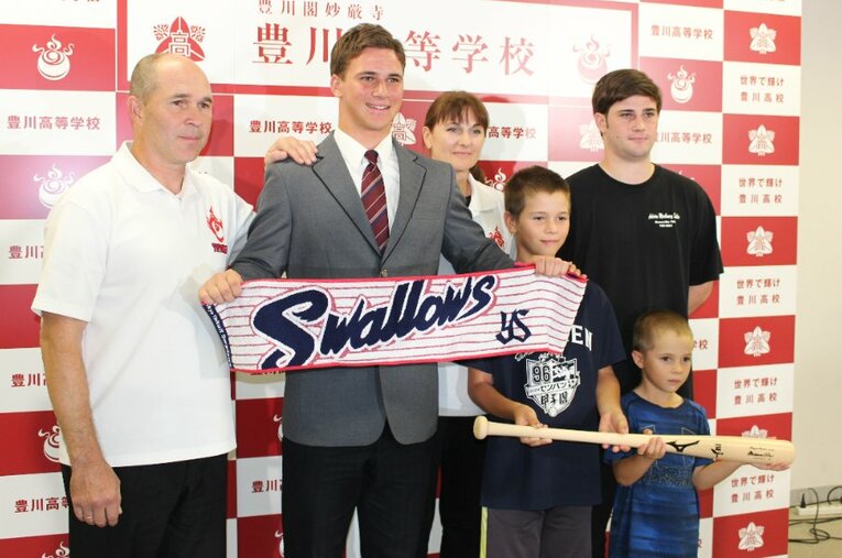 ヤクルトからの指名を受け、家族と記念撮影に応じるモイセエフ・ニキータ　©NumberWeb