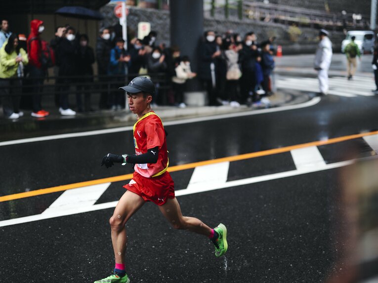 山を軽々と駆け上がる山本の足取りは他のランナーとは明らかに違っていた　©Yuki Suenaga
