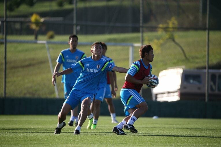 青山敏弘、本田圭佑（2014年ブラジルW杯）　©︎JMPA
