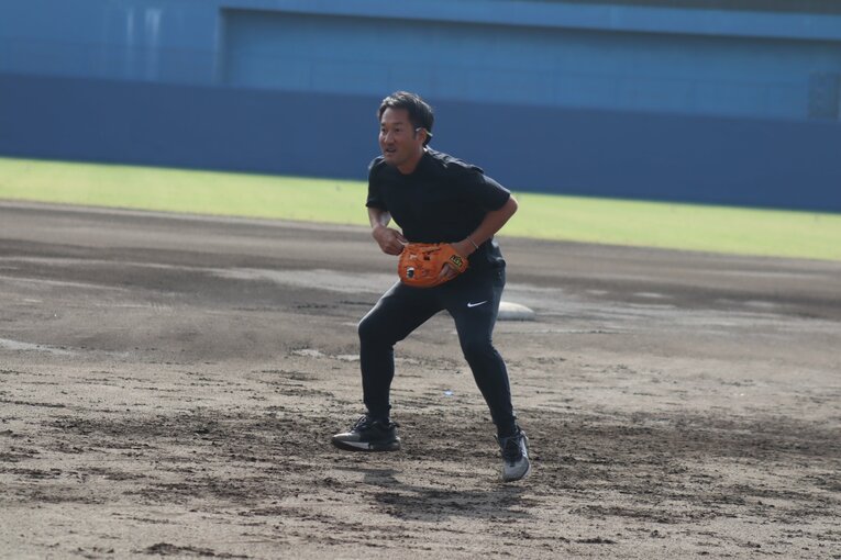 ジャパンウィンターリーグで守備指導する平野氏　©Kou Hiroo