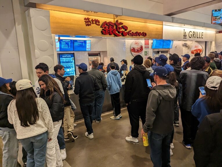 今シーズンよりドジャースタジアム初出店の築地銀だこ。アメリカ人にとっては珍しいのだろう　©Aki