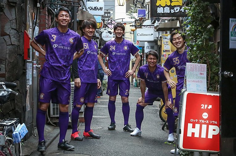 クリアソン新宿の2021キービジュアル。ゴールデン街の協力のもと、ユニフォーム姿で写真におさまった ／ photograph by Criacao Shinjuku