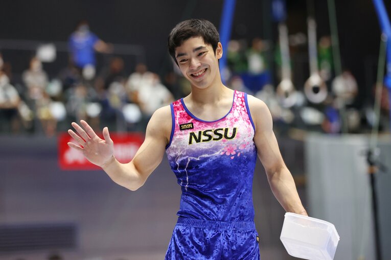 体操・白井健三は最後に笑顔で手を振った　24歳で引退の“ひねり王子”がガッツポーズで競技を終えるまで(7)