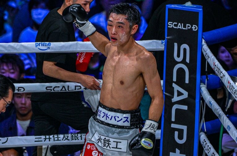 右肩を気にする素振りを見せる西田凌佑　©Takuya Sugiyama