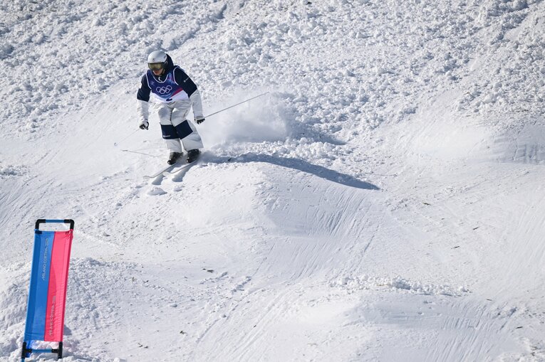 デュアルモーグル決勝の堀島のゴールの瞬間を連続写真で！　©Nanae Suzuki/JMPA