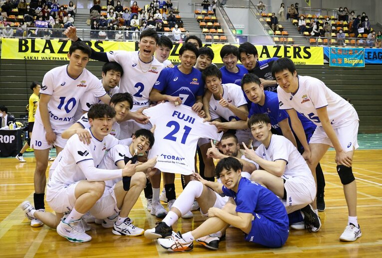 藤井が背負っていた21番のユニフォームを手に写真に収まる東レアローズの仲間たち　©︎V.LEAGUE