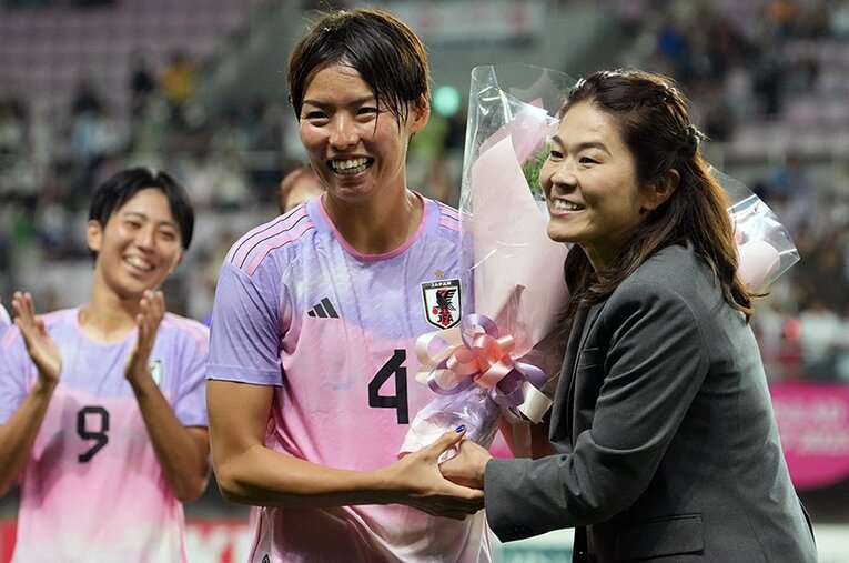 パナマ戦後、2011年W杯キャプテンの澤穂希さんと笑顔を見せる熊谷紗希。「なでしこジャパン」の戦いをTVで見られるのは一安心だが…… ／ photograph by Masashi Hara/Getty Images