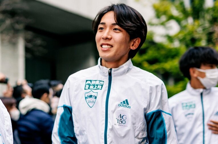 大手町のゴールで優勝のテープを切るチームメイトを迎えた鶴川。その胸中はどんなものだったのだろうか　©Kiichi Matsumoto