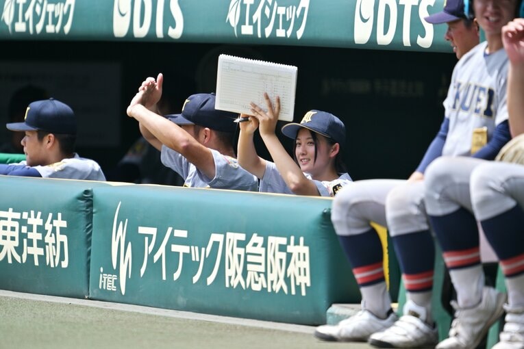 ベンチで声をからす仙台育英の女子部員・星よつはさん　©Hideki Sugiyama