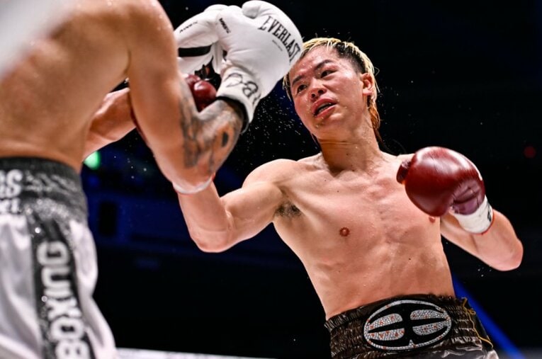 元2階級制覇王者のエストラーダに完勝した那須川天心。「もっともっと強くなる」と長谷川穂積氏も大きな期待を寄せる ／ photograph by Hiroaki Finito Yamaguchi