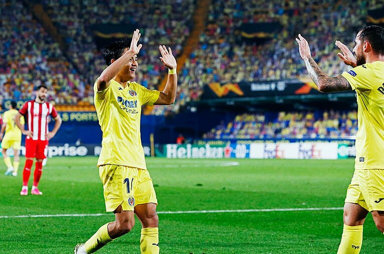 1ゴール2アシストの大活躍を見せた久保建英が、2ゴールを挙げたアルカセルと喜ぶ。この90分間はきっと、将来を変えていくはずだ。 ／ photograph by Daisuke Nakashima