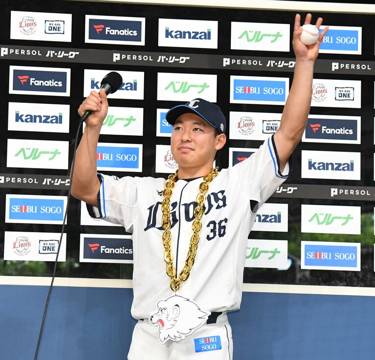 プロ初勝利を挙げ「クソデカネックレス」を首にかけて歓声に応える山田　©︎SANKEI SHIMBUN