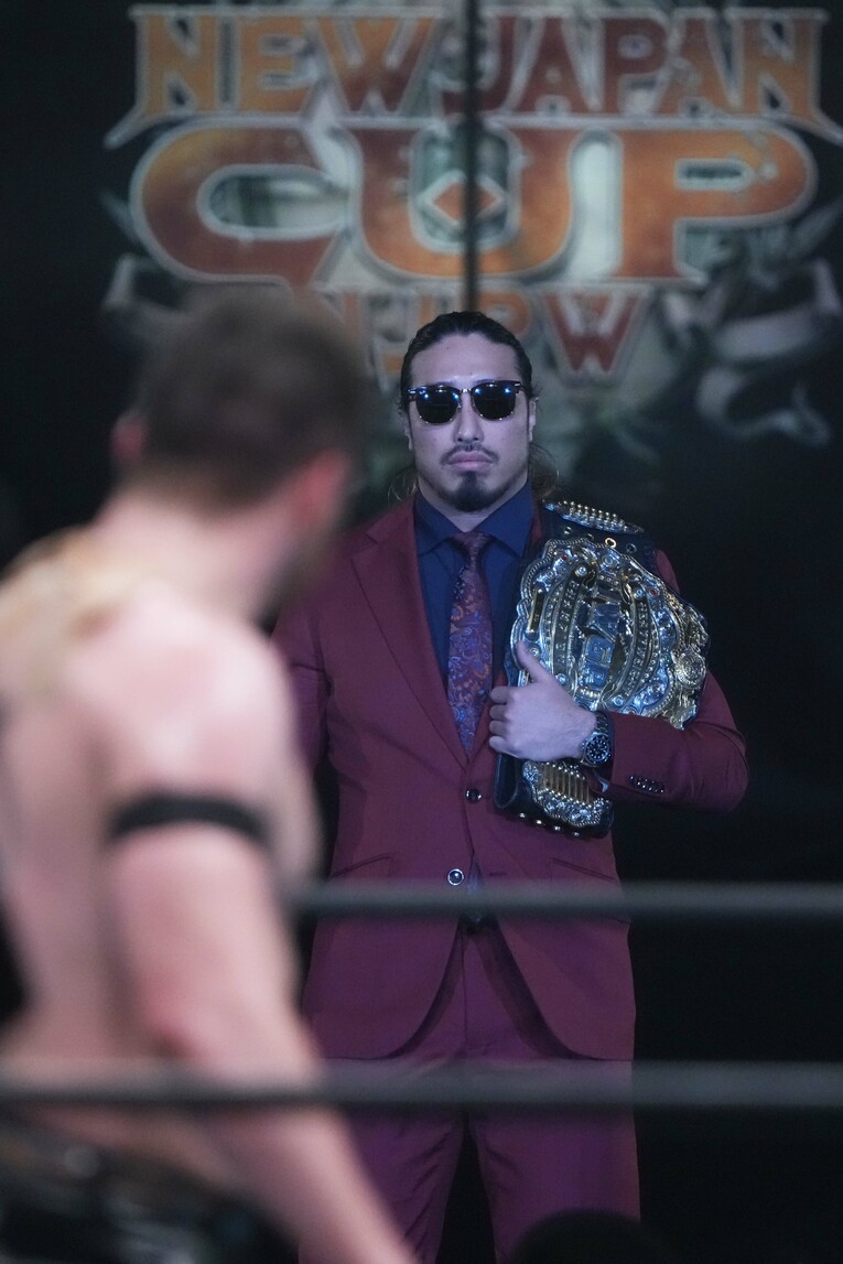 IWGPヘビー級王者の辻陽太がカラム・ニューマンの前に姿を見せた。3月21日、アオーレ長岡　©Essei Hara