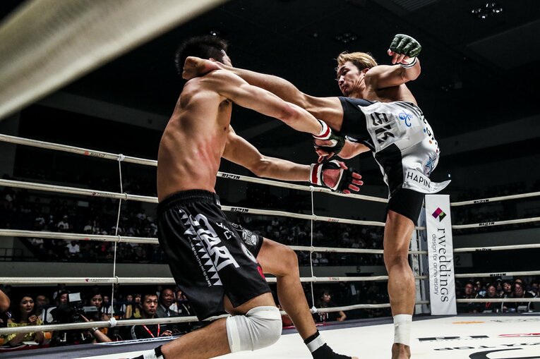 2018年8月、『RIZIN.12』で初めてRIZINのリングに上がった朝倉未来。UFCにも参戦した元修斗世界王者の日沖発から左ハイキックでダウンを奪い、TKO勝ちを収めた　©RIZIN FF Susumu Nagao