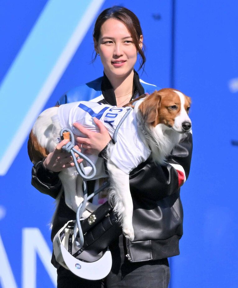 デコピンとともに登場　©JIJI PRESS