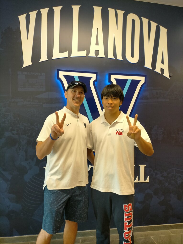 高3の夏には全米を回り、強豪大学のトライアウトにも参加。写真はペンシルベニア州のヴィラノヴァ大学／本人提供