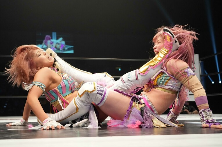 互いに譲らないグラウンドでの蹴り合い