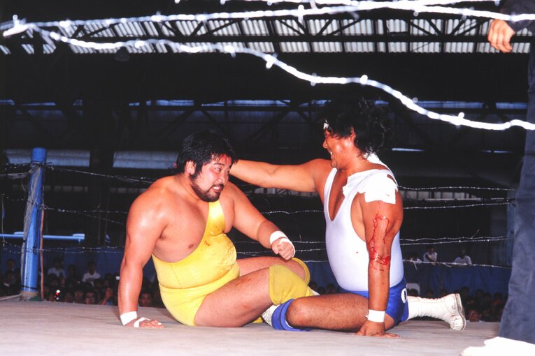 1990年8月4日、プロレス大賞ベストバウトを受賞した大仁田厚との「ノーロープ有刺鉄線電流爆破デスマッチ」©Yukio Hiraku/AFLO