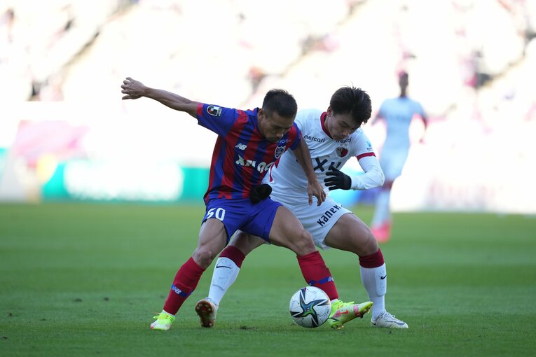 こちらは10月23日の鹿島戦、長友のスパイクを注目して見てみると…固定式になっているのが分かる　©J.LEAGUE