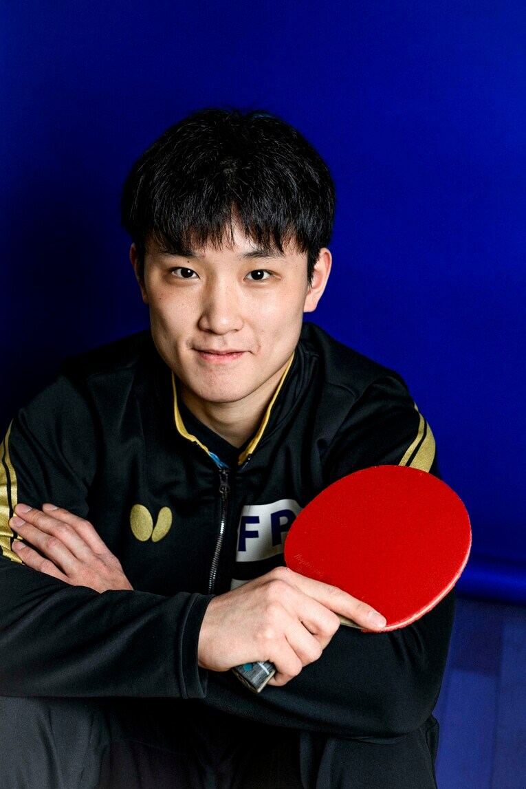 張本智和／2003年6月27日、宮城県生まれ。'16年世界ジュニア選手権男子シングルス、'18年ワールドツアー・グランドファイナル男子シングルスで史上最年少優勝。同年全日本選手権男子シングルスで史上最年少優勝。'21年の東京五輪では団体の銅メダル獲得に大きく貢献した。176cm、74kg ©Asami Enomoto
