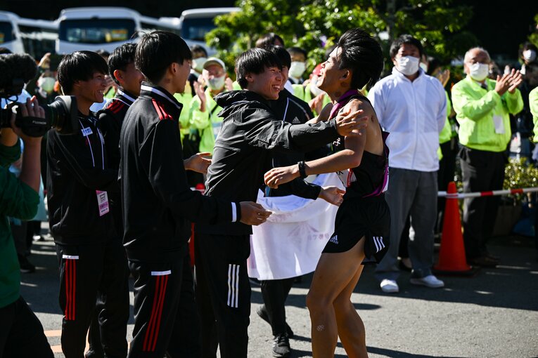 全日本大学駅伝でゴールの出迎えをする中西ら　©Nanae Suzuki